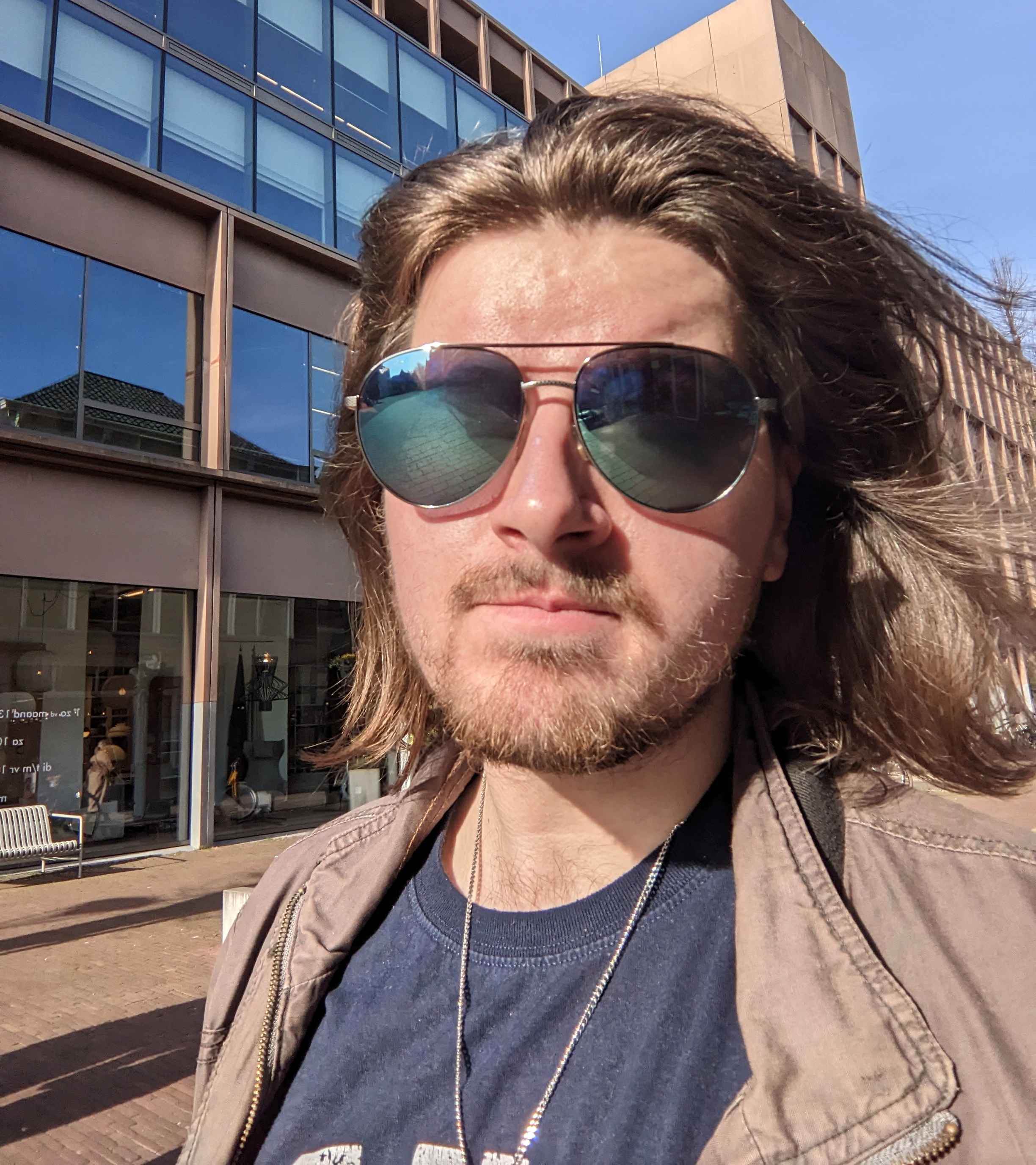 Foto van mij (Adnan Hadzic) met een zonnebril op.